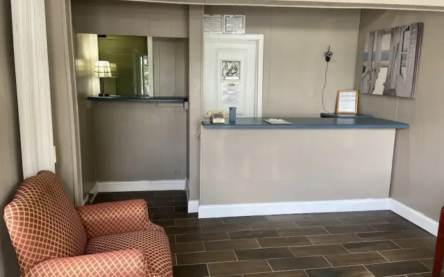 Inn Between The Hedges
