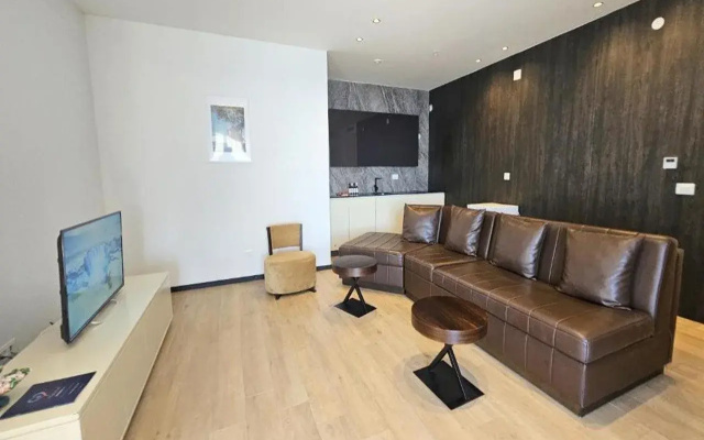 Royalis Suites