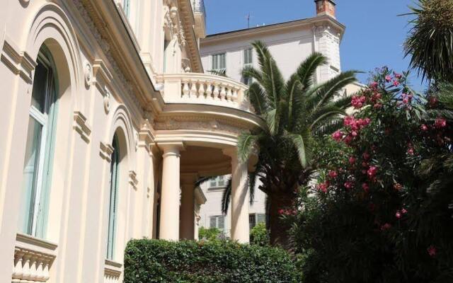 Отель Hôtel Vendôme вид на фасад
