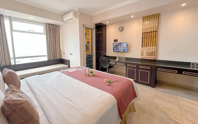Lavish And Comfy Look Studio At Grand Sungkono Lagoon Apartment