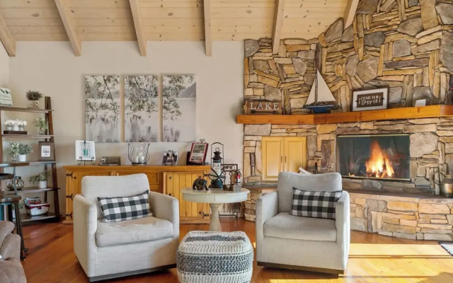 Bearfoot Lodge Near Hiking & Skiing!