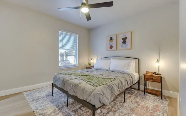 6 Mi to At&t Stadium: Grand Prairie Apt w/ Balcony