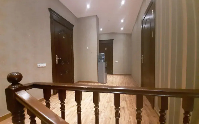 Eleon Hotel - Hostel
