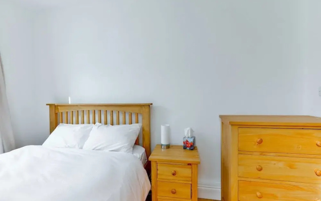 2BR Apartment - 10mins to Canary Wharf!