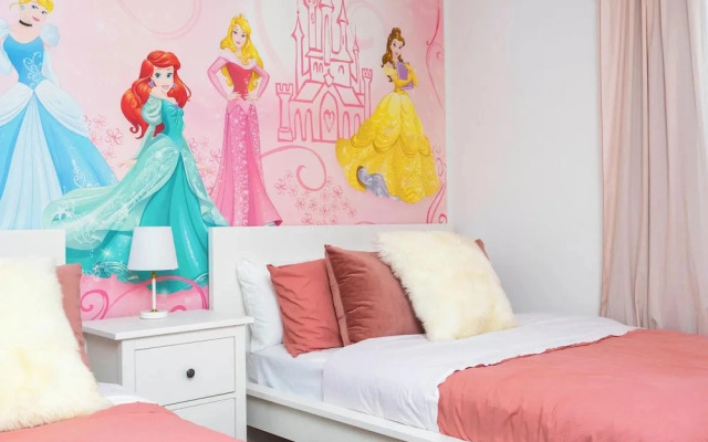Stylish & Fun Retreat, Pool, Themed Rooms