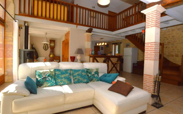 Lovely Holiday Home in Thedirac with Swimming Pool