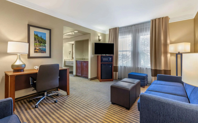 Comfort Suites Visalia Convention Center