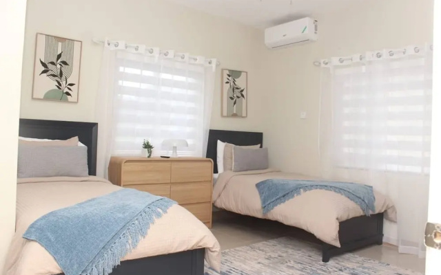 Island VYB Luxe Villa Ochi Rios With Solar System