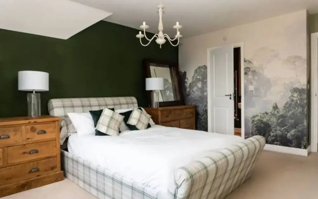 4 Bed-House Sleep 10-Parking-HotTub-Wifi