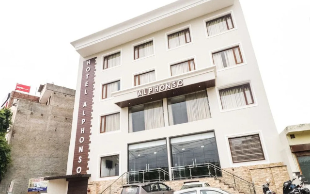 Capital O 44117 Hotel Alphonso