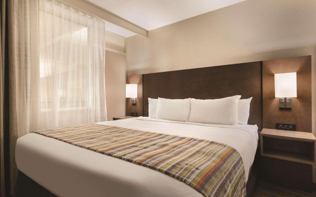 Country Inn & Suites by Radisson, Fergus Falls, MN