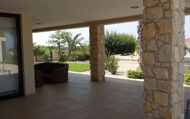 Отель Noufaro Luxury Villa вид на фасад