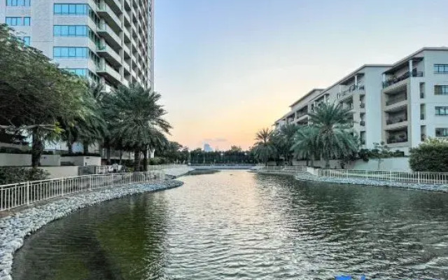 bnbme | Golf Course & Lake View Apt – Prime Stay