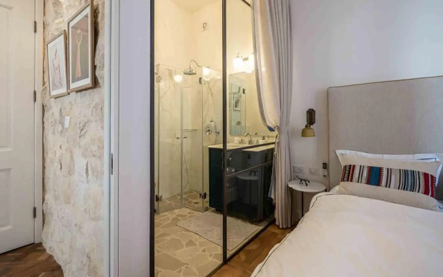 VELLER Shemaiah Apt #3
