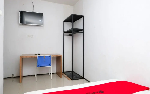 RedDoorz Padang Pasir near Petra University Surabaya
