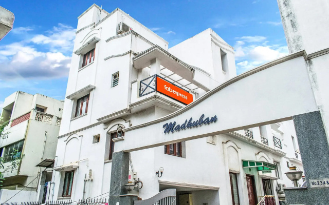 FabExpress Kapsstone Service Apartment