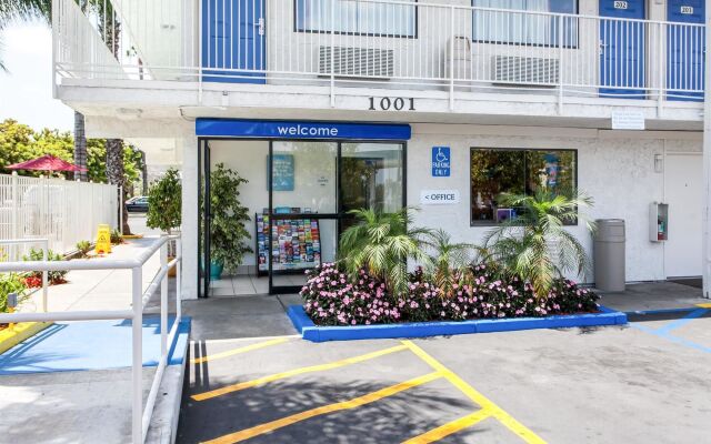 Отель Motel 6 Rosemead, CA - Los Angeles США, Роузмид - отзывы, цены и фото номеров - забронировать отель Motel 6 Rosemead, CA - Los Angeles онлайн вид на фасад