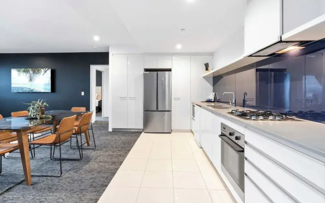 Converted 2 Bedroom Apartments (No Parking) - Circle on Cavill - Wow Stay