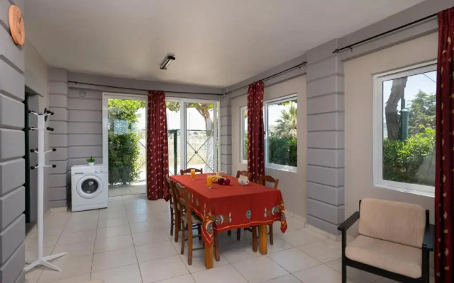Petrakis Afrathias garden house