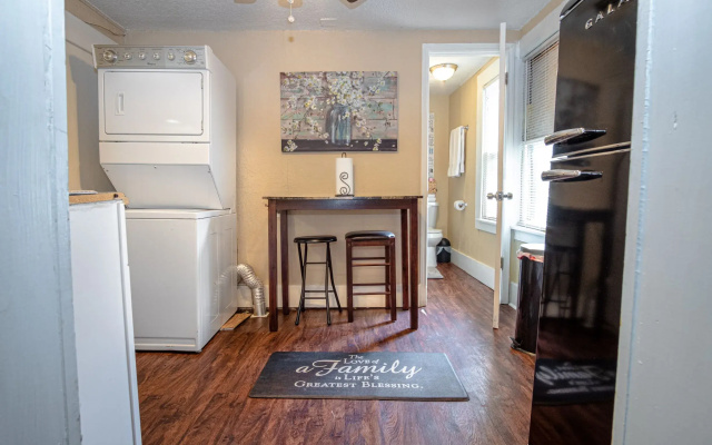 Cozy  Guesthouse Near Downtown