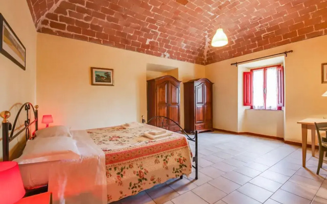 Farmhouse in Montescudaio with Shared Pool near Sea & Park