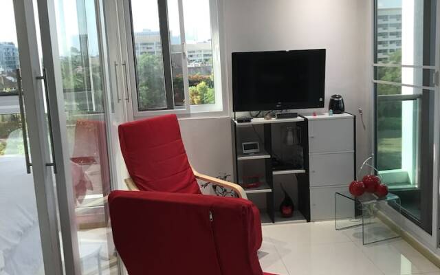 Отель The Gallery Condo - B42 By Axiom Паттайя комната для гостей
