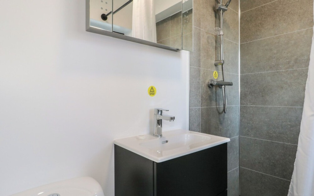 Marine Court Ground-floor Double Bedroom With Wet Room