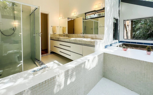 Casa térrea com piscina e cozinha de cinema | Granja Viana