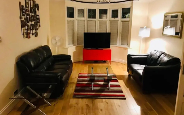 3-bed Semi-detached House, Wifi, Parking, Outdoor Space