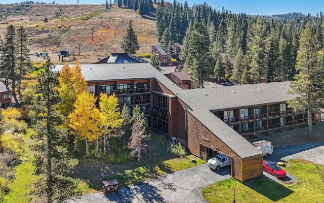 On-site Skiing: Truckee Studio w/ Balcony