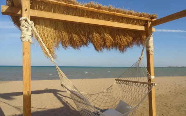 Gouna mangrovy 1 BR shared pool beach back view