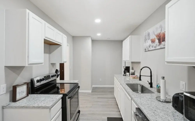 Spacious 4BR Haven Perfect for Groups Near DT
