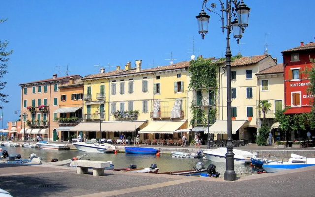 Enticing Holiday Home In Lazise With Swimming Pool