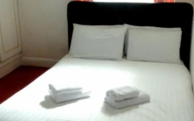 100 Pipers Hotel