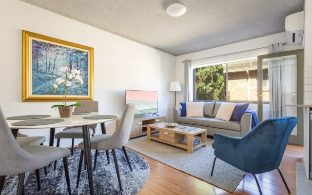 Unit With Balcony, Backyard and Parking Near Shops