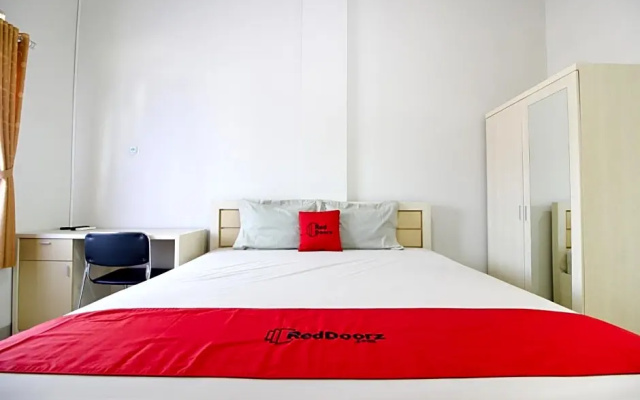 RedDoorz Syariah At Griya Izzara Guest House