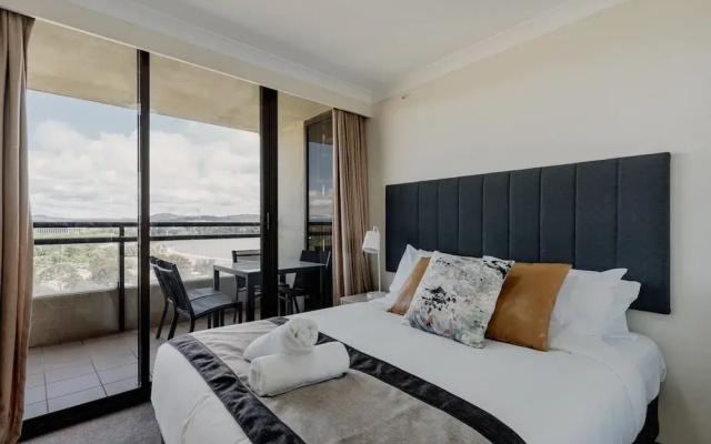 2-bed With Gym, Tennis Court & Stunning Lake Views