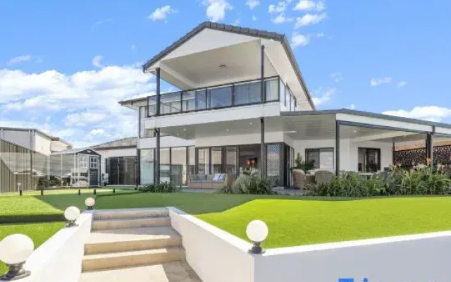 Opulent Canal-Front Retreat