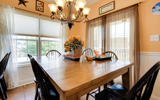 Breezy Wildwood Condo ~ 2 Blocks to Beach!