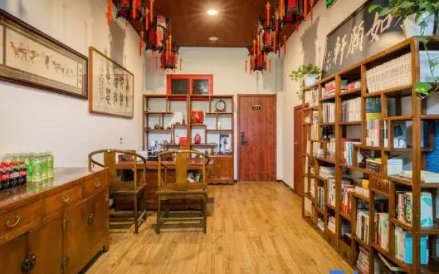Rongfu Laozhai Hotel Close to Shichahai Scenic Area , Nanluogu Lane and Forbidden City