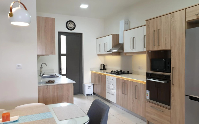 Westwood Deluxe Penthouse with private Roof top Ref 15847