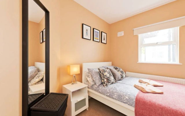 2 Bedroom Apartment By The River
