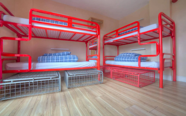 Snoozles Tourist Hostel