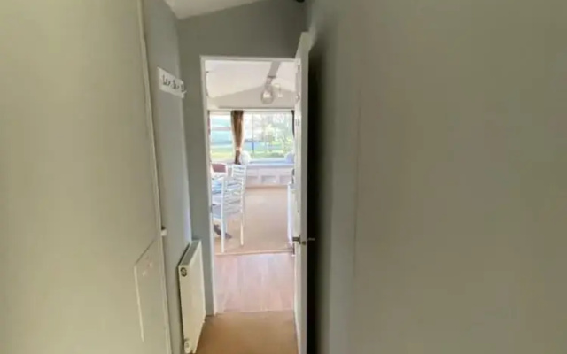 Immaculate 2-bed Static Caravan Near the Lake