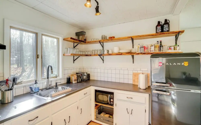 Mtn Views + On-site Hiking Trails: Catskills Cabin