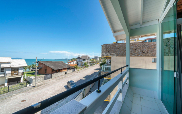 Casa em quatro ilhas com sacada com vista para o mar.