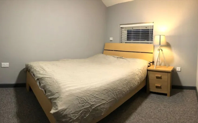Room in House - Private En-suite Room In Town, Close To Hospital