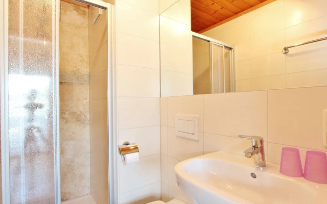 Spacious Apartment in Neukirchen am Großvenediger With Pool