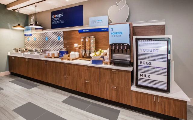 Holiday Inn Express & Suites Muncie Northwest By Ihg