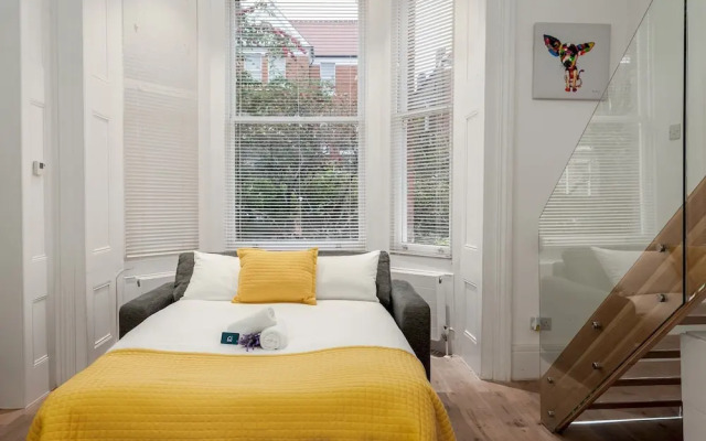 Spacious Canfield Gardens Studio